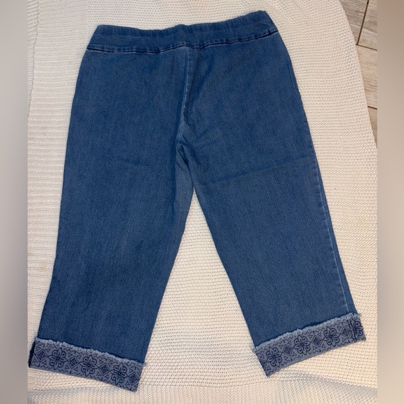 Alfred Dunner Blue Cropped Jeans with Embroidered Cuff - sz14 (P11) - Picture 3 of 4
